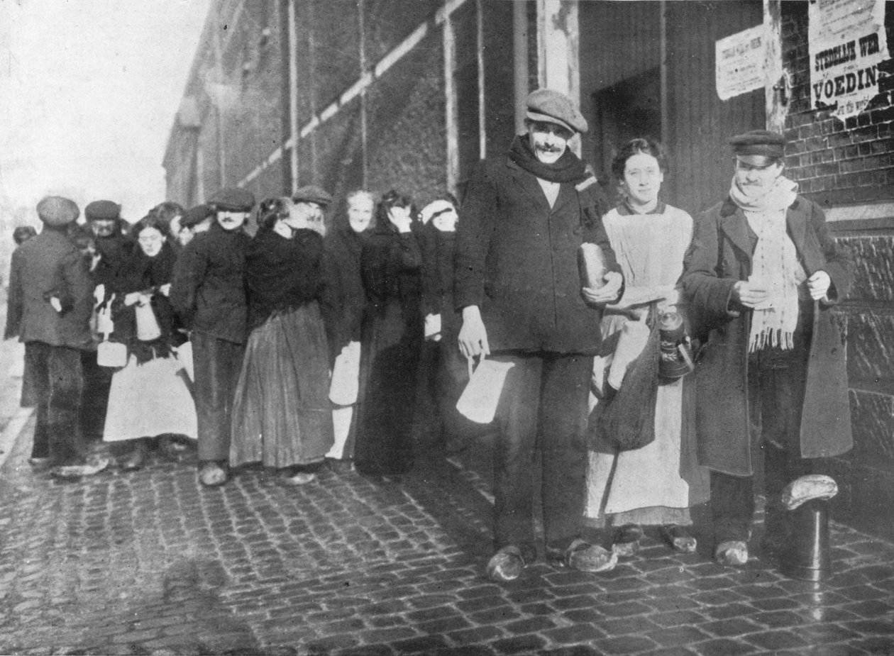 À espera de rações de socorro em Bruges, 1915 de Unbekannt