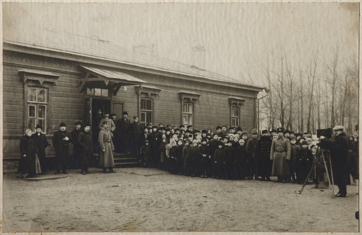 Esperando a remoção do corpo de Leo Tolstoys na estação de Astapovo, 20 de novembro de 1910, 1910 de Unbekannt