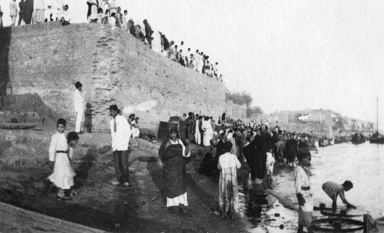 Esperando a chegada das barcaças das tropas, Rio Tigris, Bagdá, Iraque, 1917-1919 de Unbekannt
