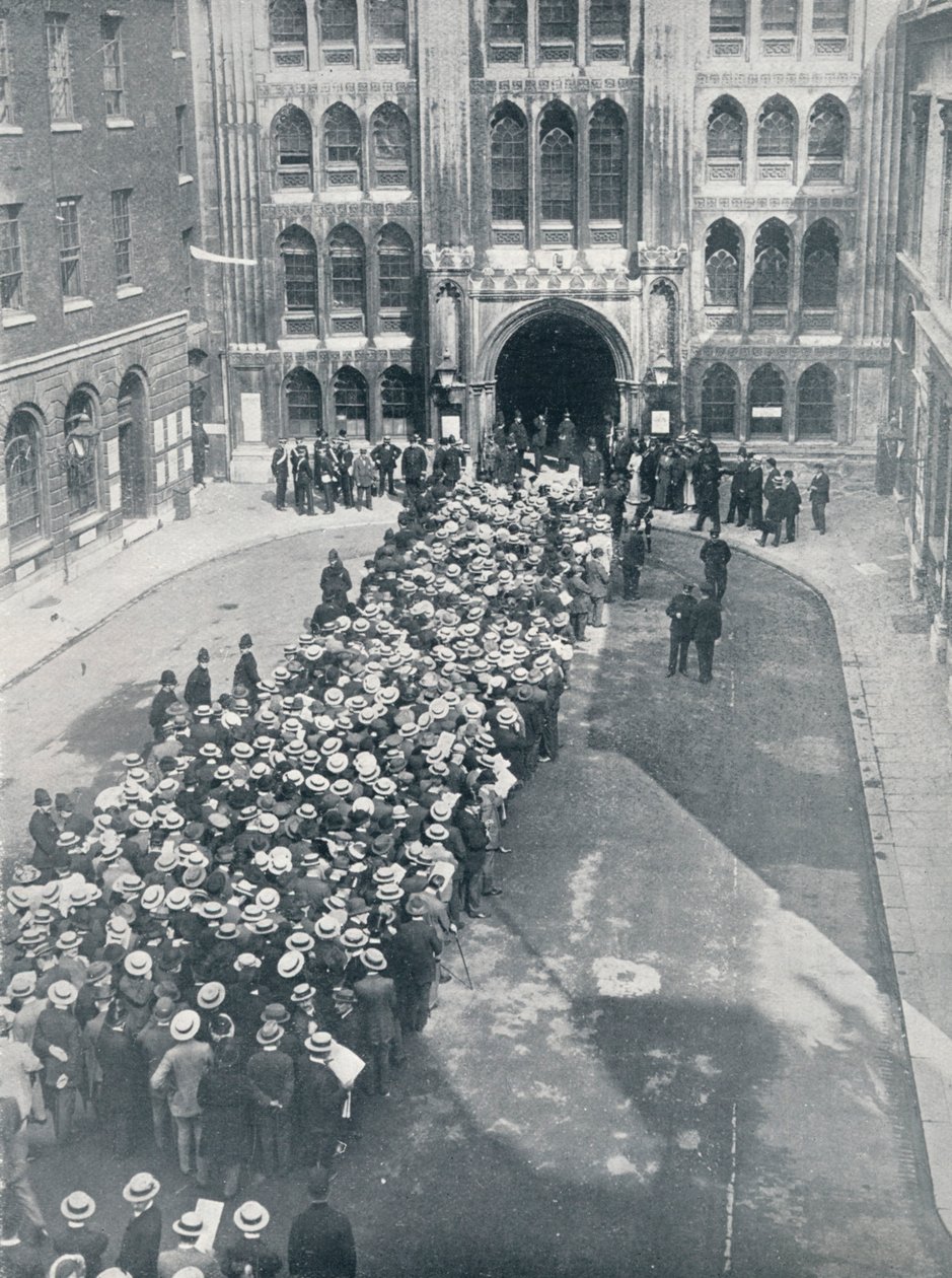 Esperando para entrar no Guildhall para a primeira grande convocação de armas do Sr. Asquiths, 1914 de Unbekannt