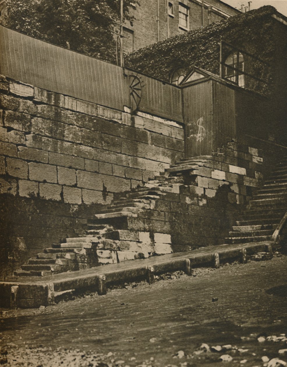 Wapping Old Stairs, onde os Watermen Plied, c1935. de Unbekannt