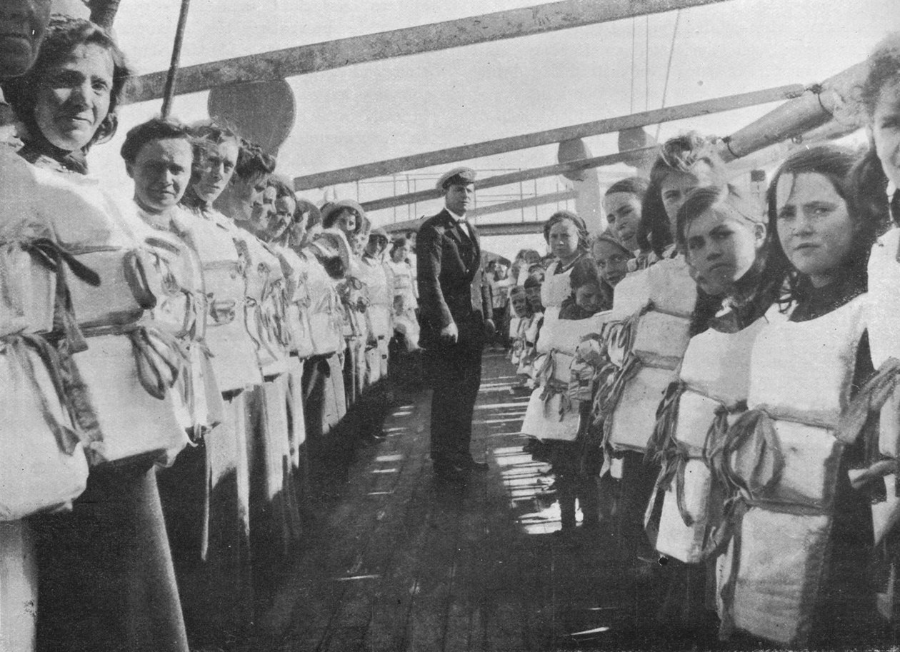 Broca de colete salva-vidas a tempo de guerra a bordo de um transatlântico, 1915 de Unbekannt