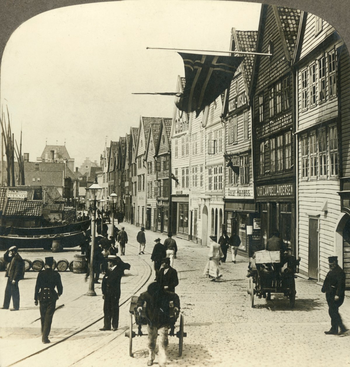 Armazéns ao longo do cais na cidade velha de Bergen, durante séculos, o grande mercado de peixes da Noruega, c1905. de Unbekannt