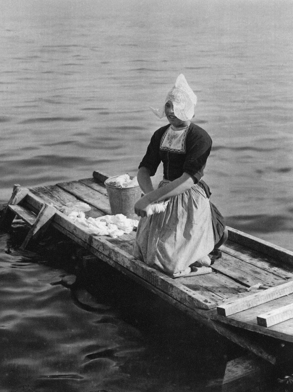 Lavagem no Zuider Zee, Volendam, Holanda, c1934 de Unbekannt