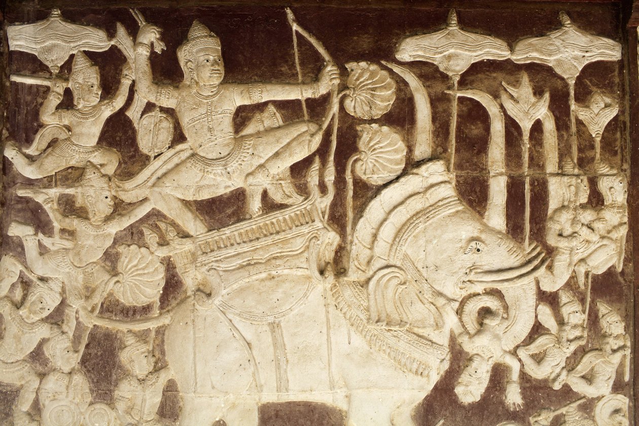 Wat Ounalom : escultura que representa uma cena de batalha do Ramayana Phnom Penh Cambodge de Unbekannt
