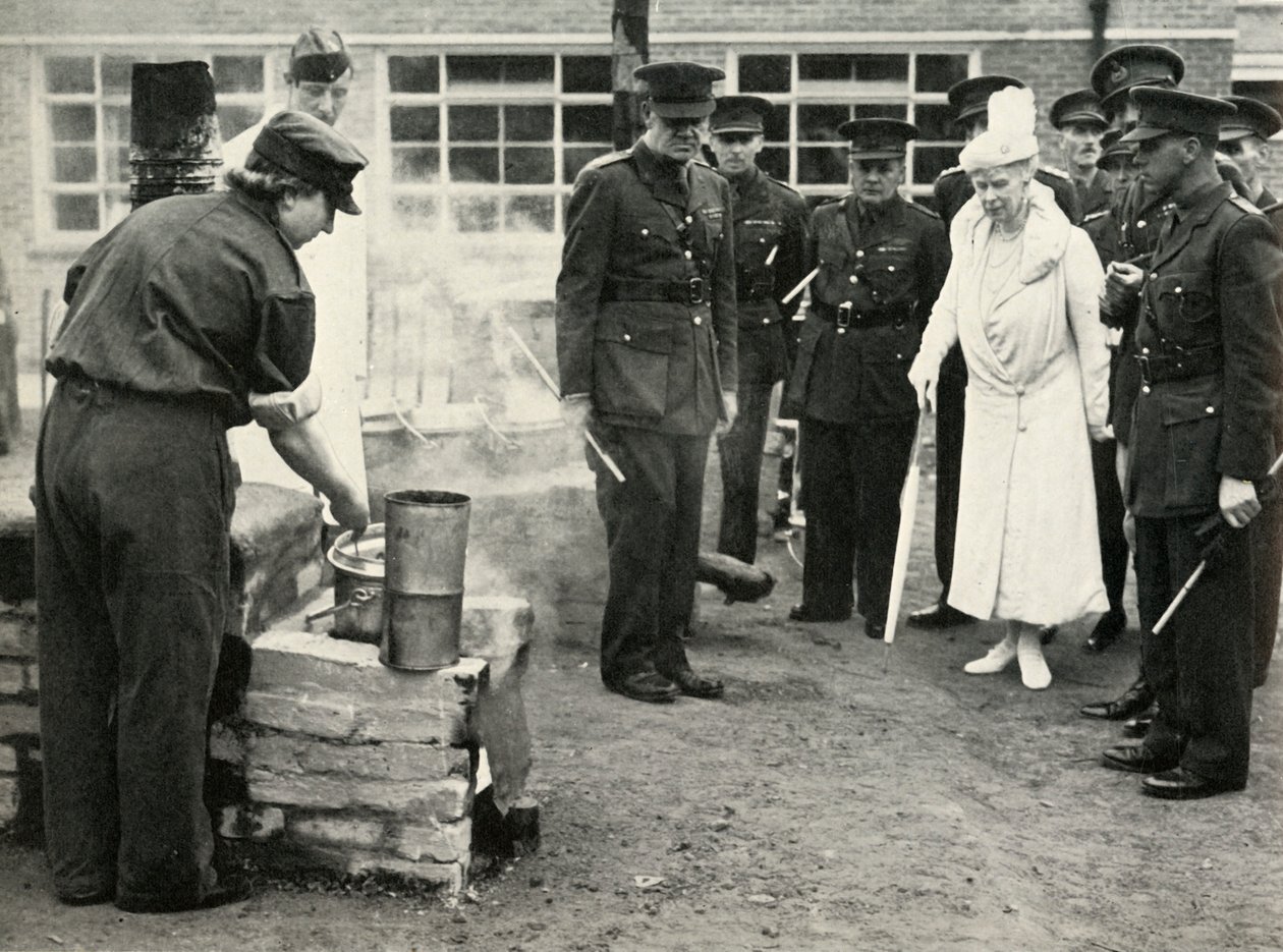 Assistindo meninas da ATS no trabalho ... Escola de Culinária do Exército em Aldershot, c1941, 1951. de Unbekannt