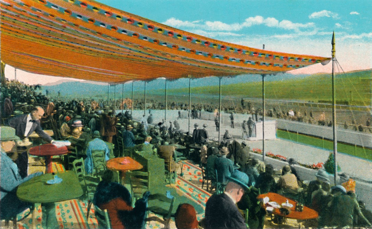 Assistindo às corridas em frente ao Club House, Agua Caliente Jockey Club, c1939 de Unbekannt