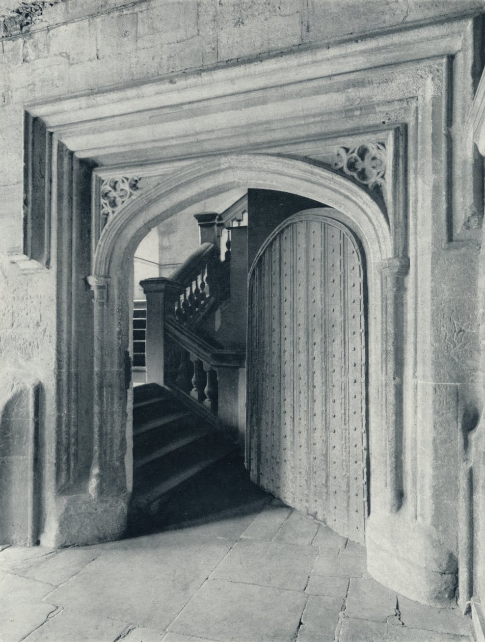 Waynfletes North Door, com as escadas do século XVII para a escola superior e Antechapel, 1926 de Unbekannt