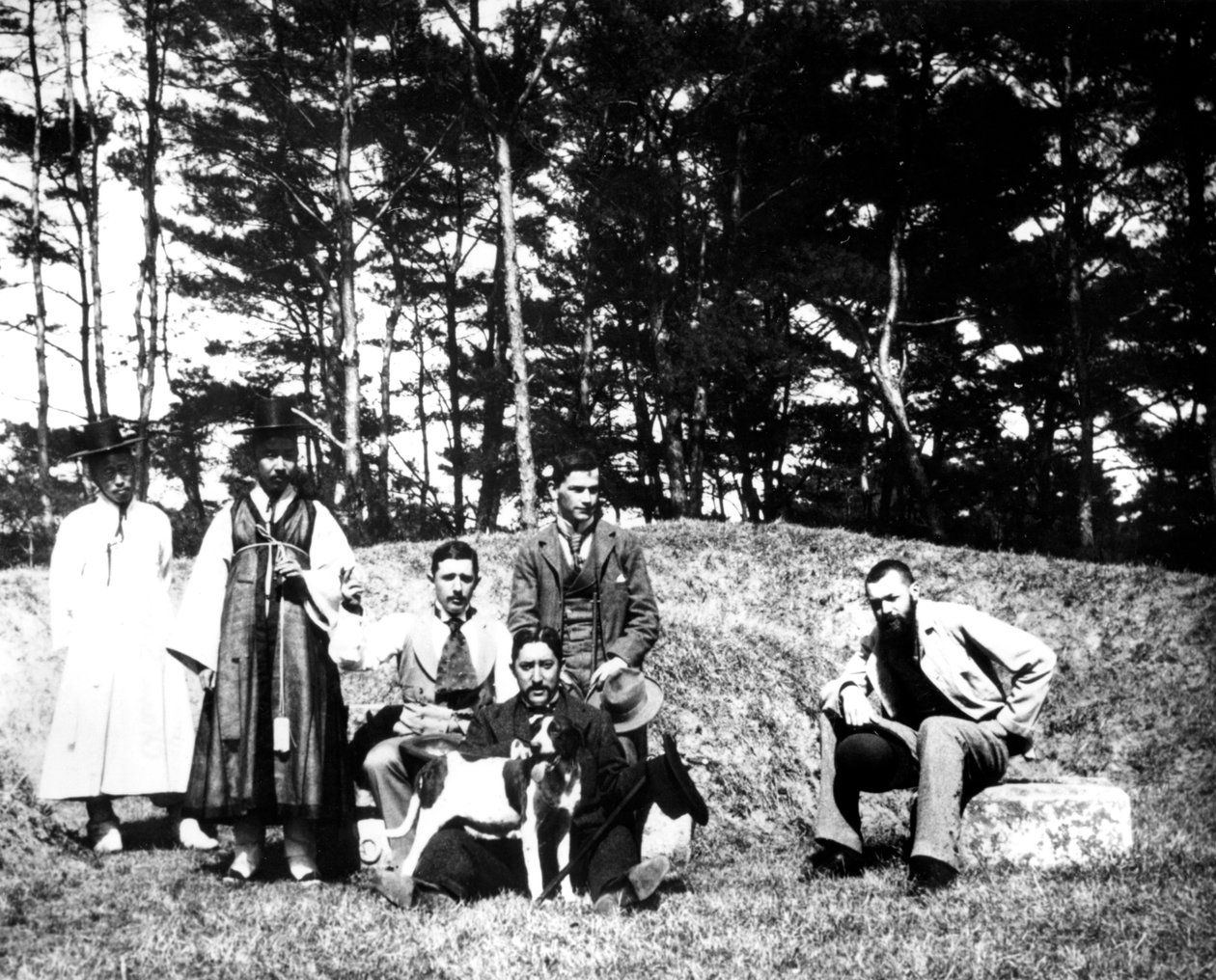 Visitantes ocidentais com moradores locais, Nam San, Coréia, 1900 de Unbekannt