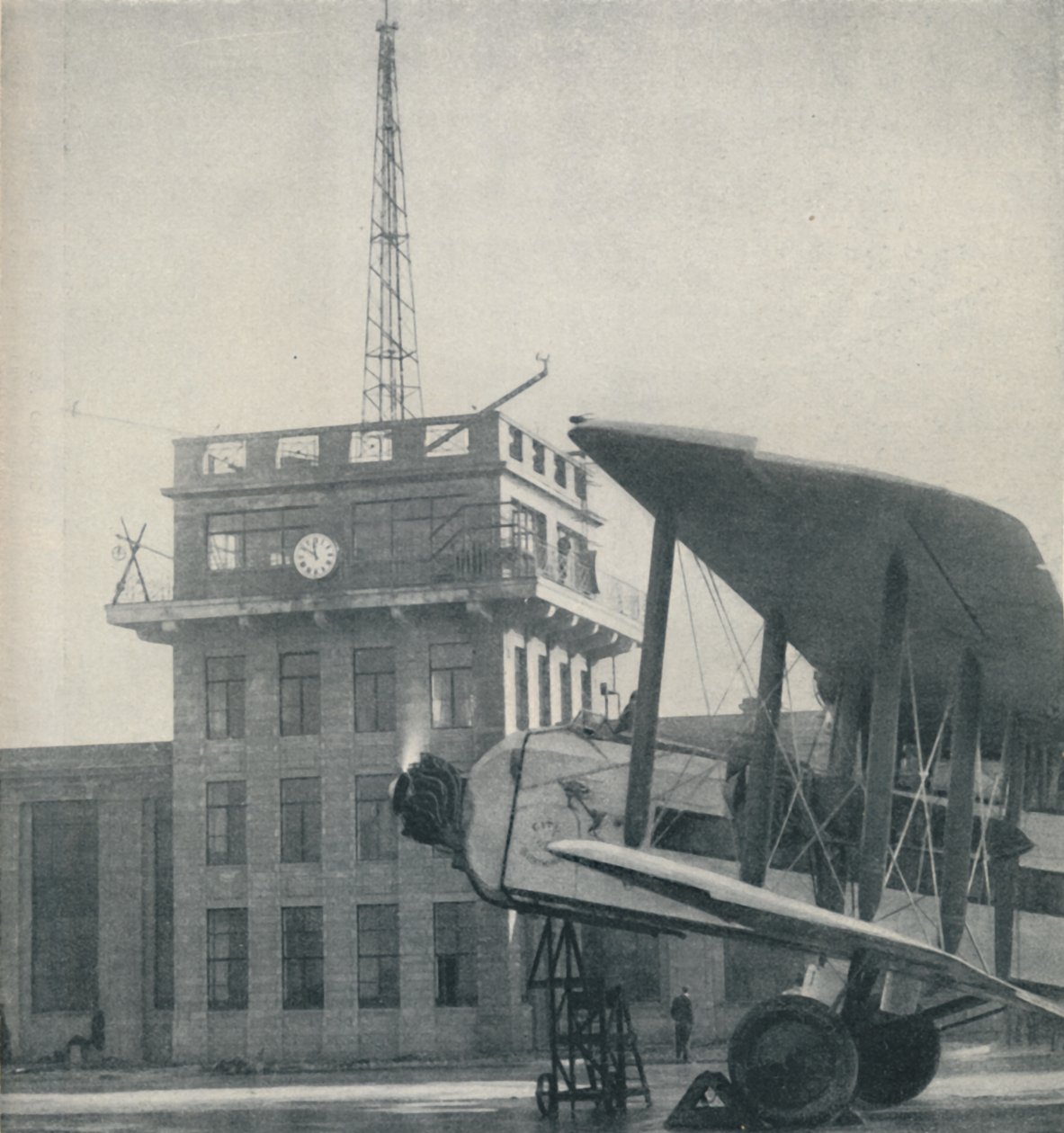 Onde oficiais de um grande aeródromo mantêm contato com os pilotos voadores, c1935 de Unbekannt