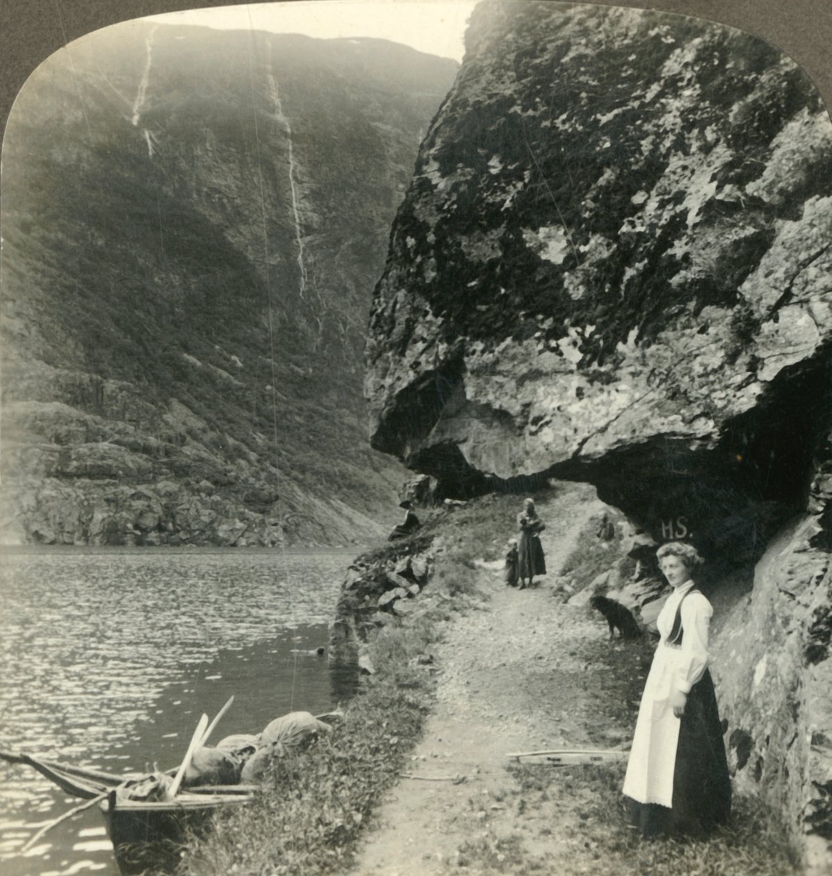 Onde a estrada se arrasta sob os penhascos projetados pelas águas do Nerofjord, Noruega, c1905. de Unbekannt