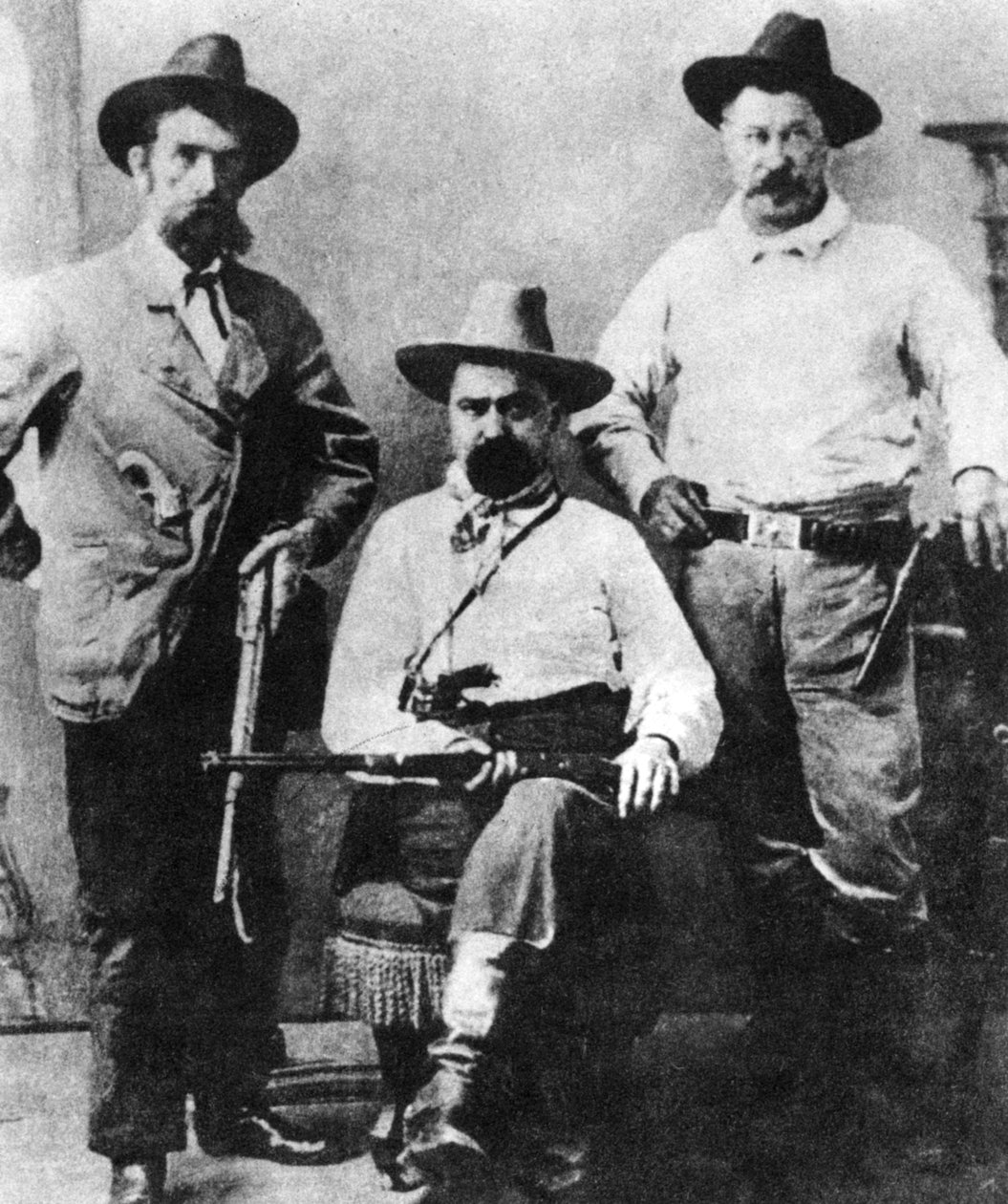 William A Pinkerton, ladeado por dois agentes expressos, c1870s-1880s 1954 de Unbekannt