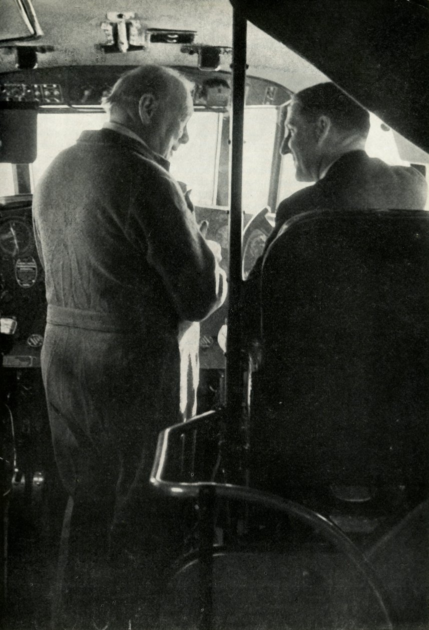 Winston Churchill conversando com o capitão Shakespeare do barco voador Berwick, c1939-c1944 1946. de Unbekannt