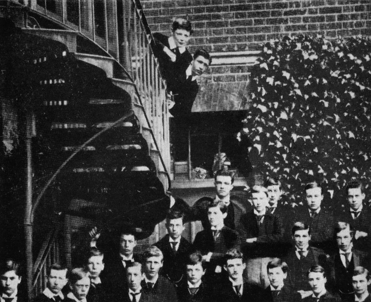 Winston subindo uma escada, enquanto a classe posa, c1889, 1945 de Unbekannt
