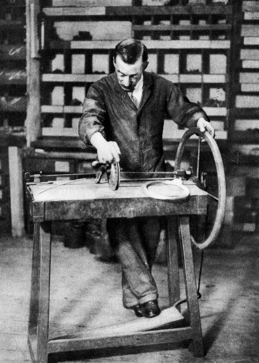 Arame sendo enrolado em molas para trava de mola, Londres, 1926-1927 de Unbekannt