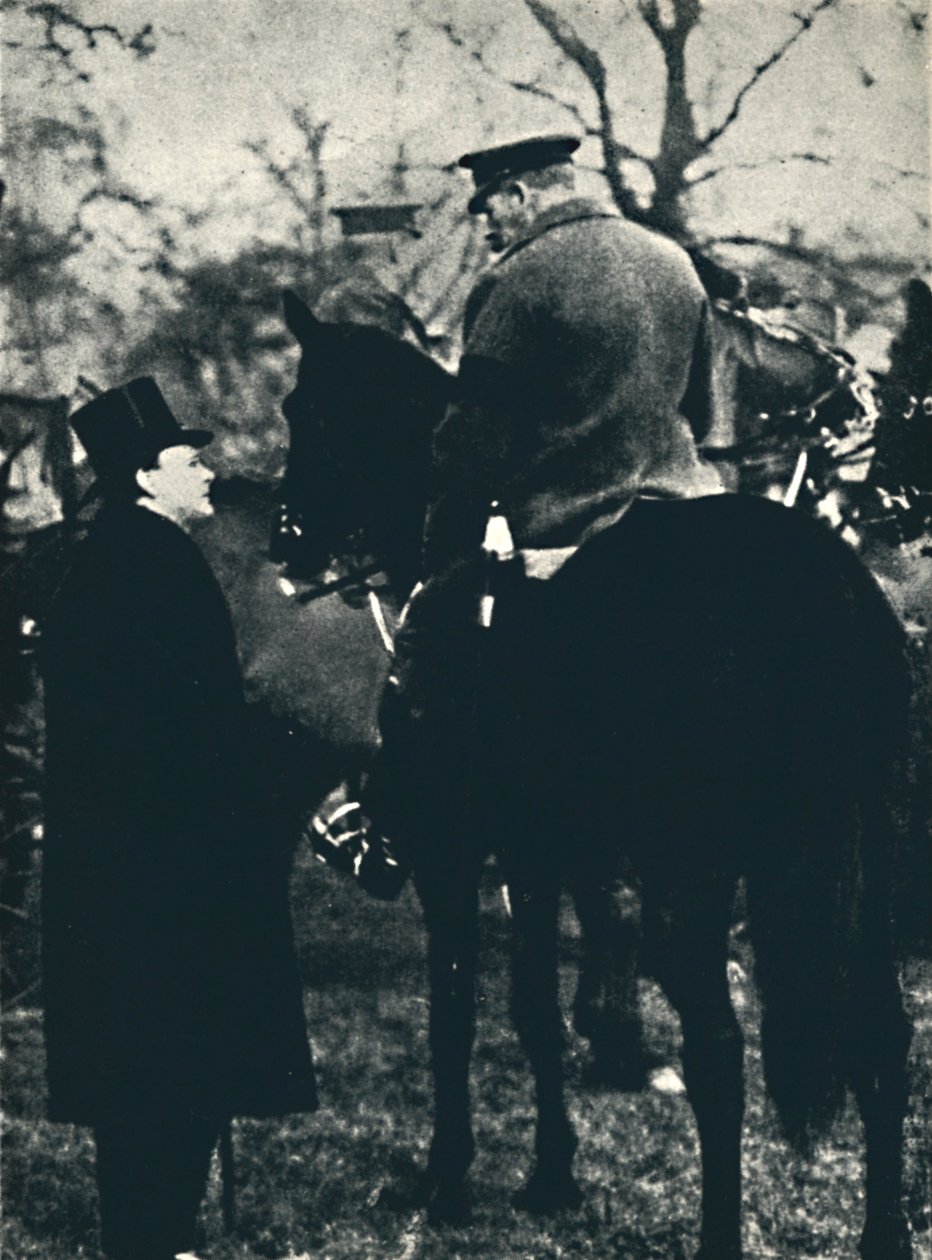 Com o rei George V em exercícios militares, 1913, 1945. de Unbekannt