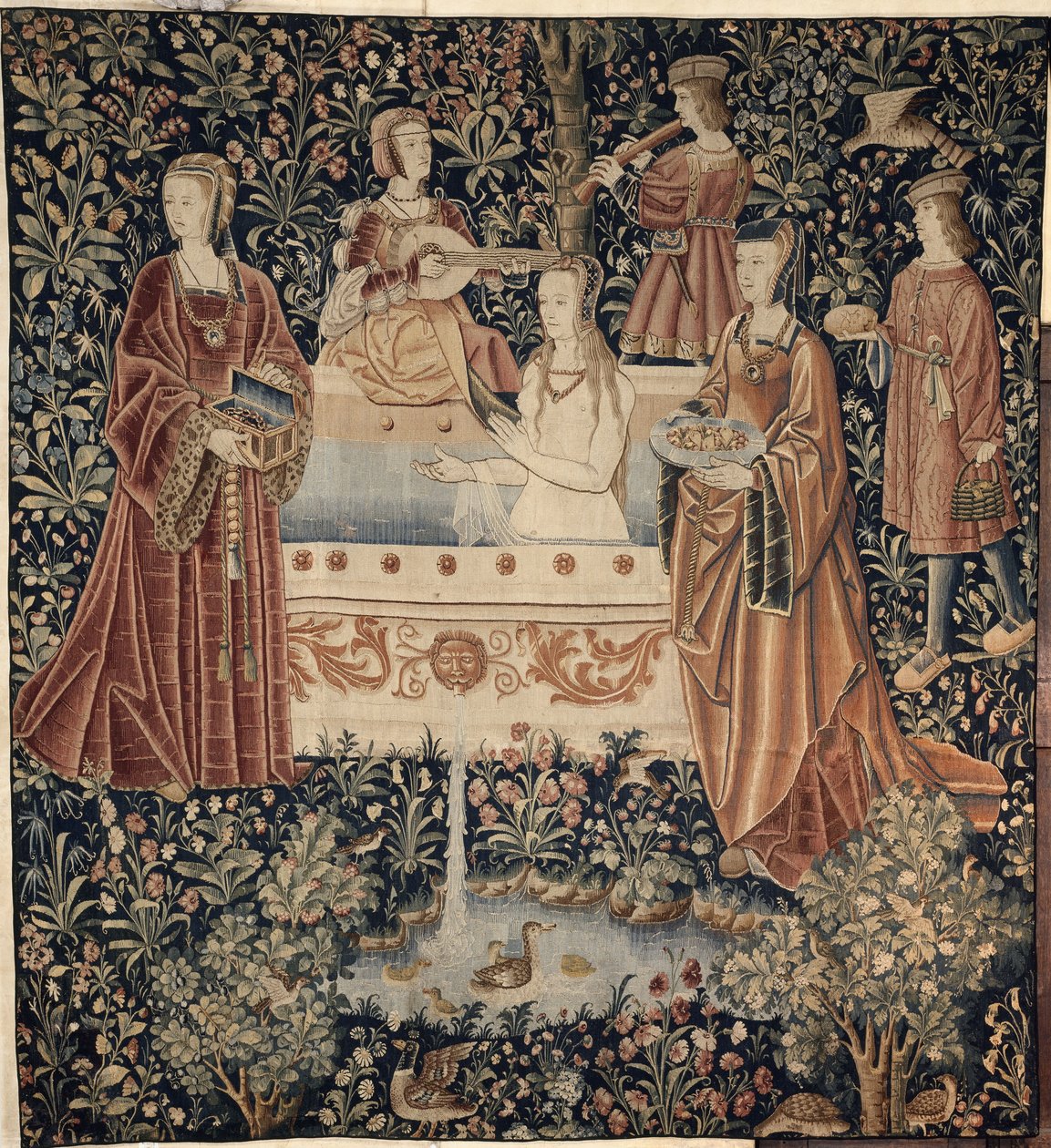 Mulher tomando banho cercada por atendentes Tapeçaria série La Vie Seigneuriale, c. 1500 de Unbekannt