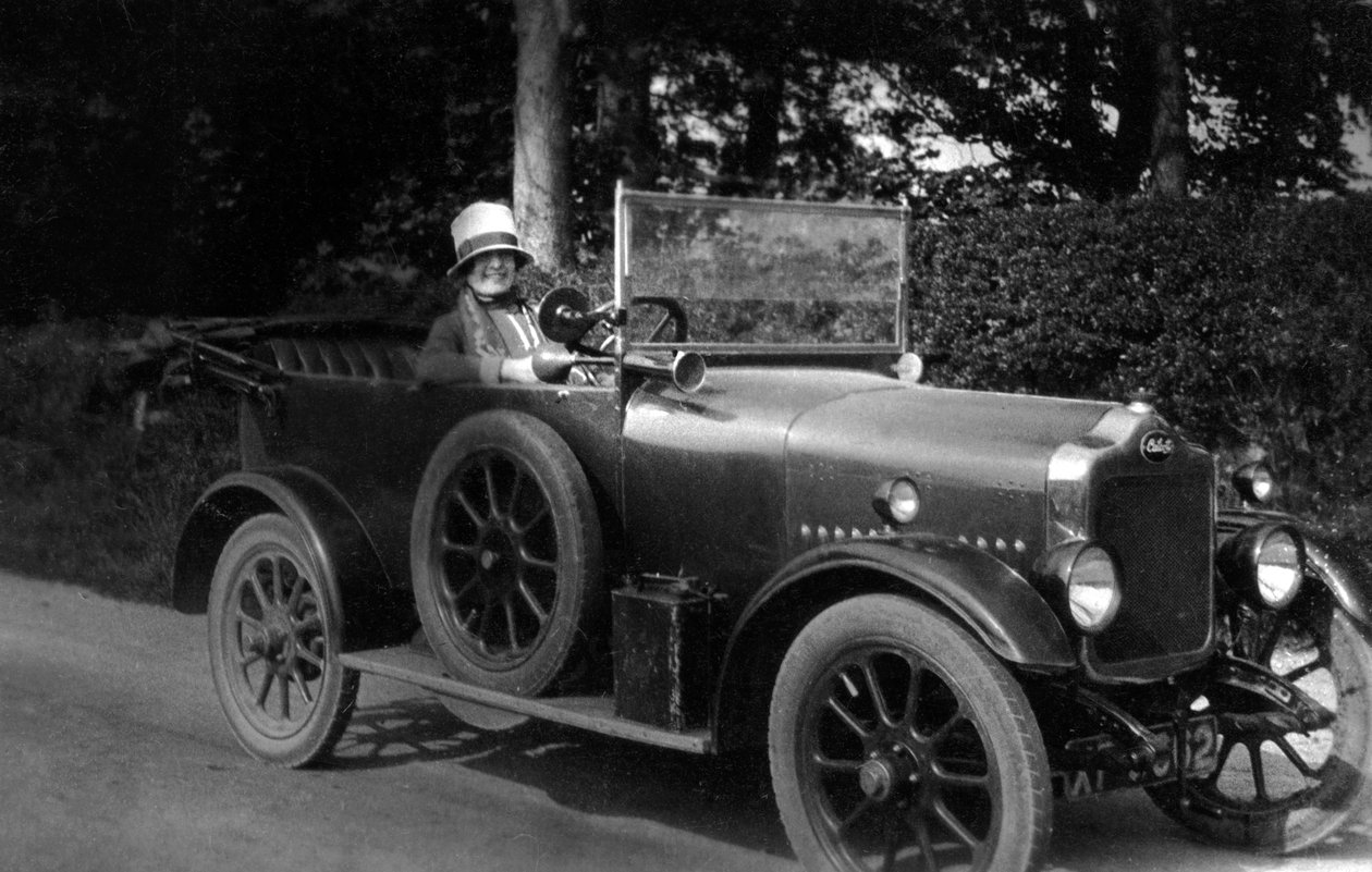 Mulher dirigindo um carro, 1930 de Unbekannt