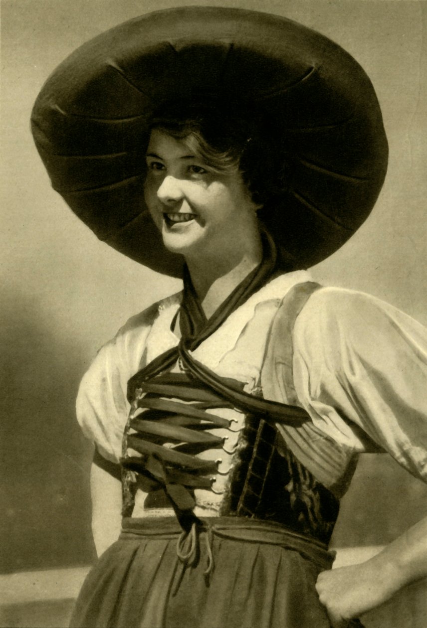 Mulher em traje tradicional, Tirol, Áustria, c1935. de Unbekannt