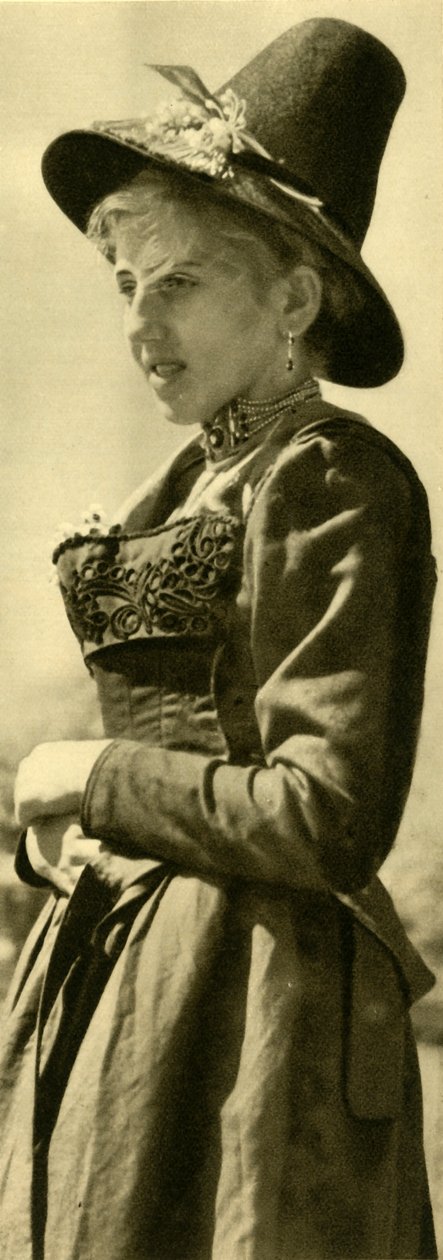 Mulher em traje tradicional, Tirol, Áustria, c1935. de Unbekannt