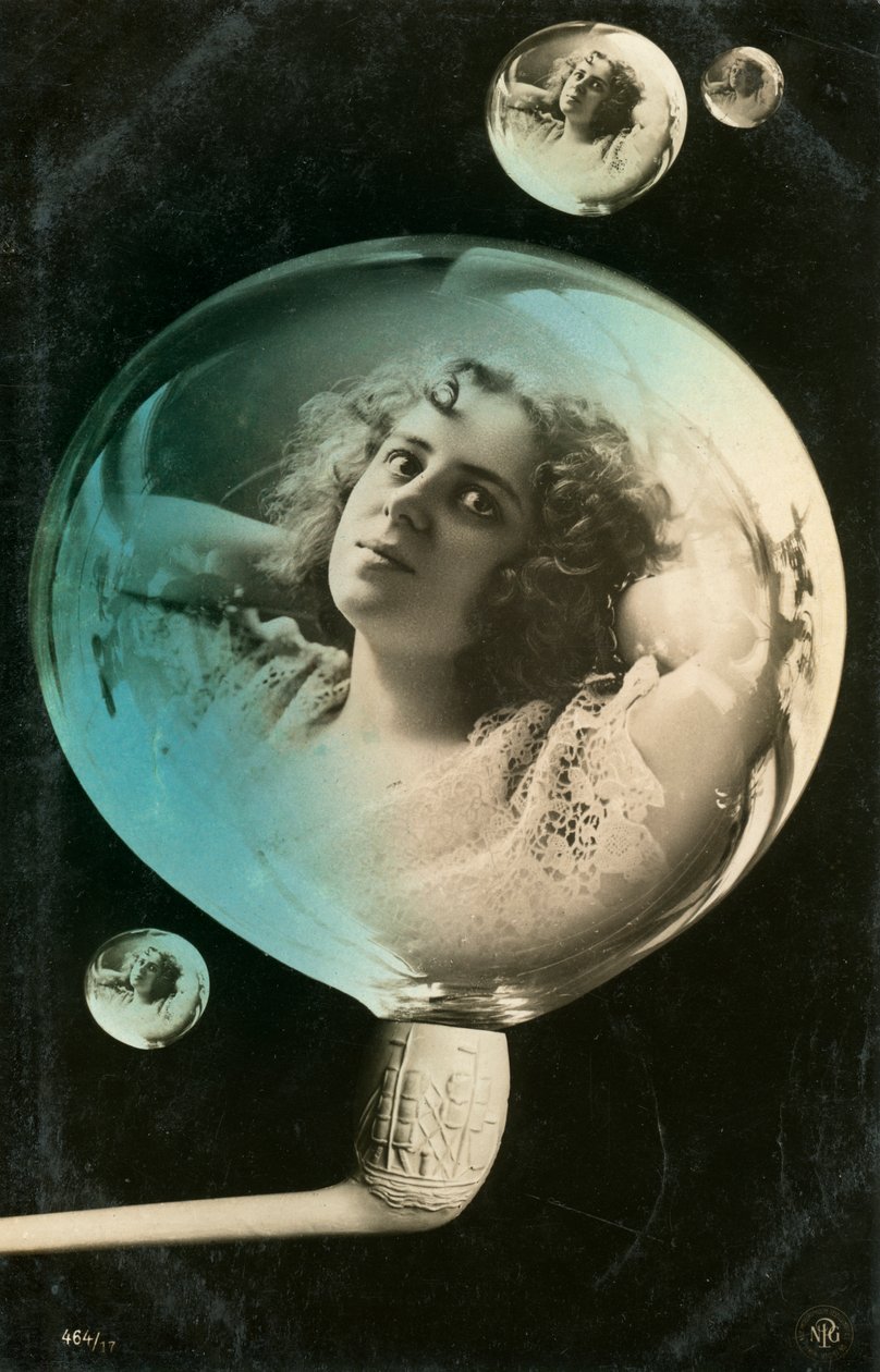 Mulher refletida em uma bolha, cartão postal, c1890-c1909 de Unbekannt