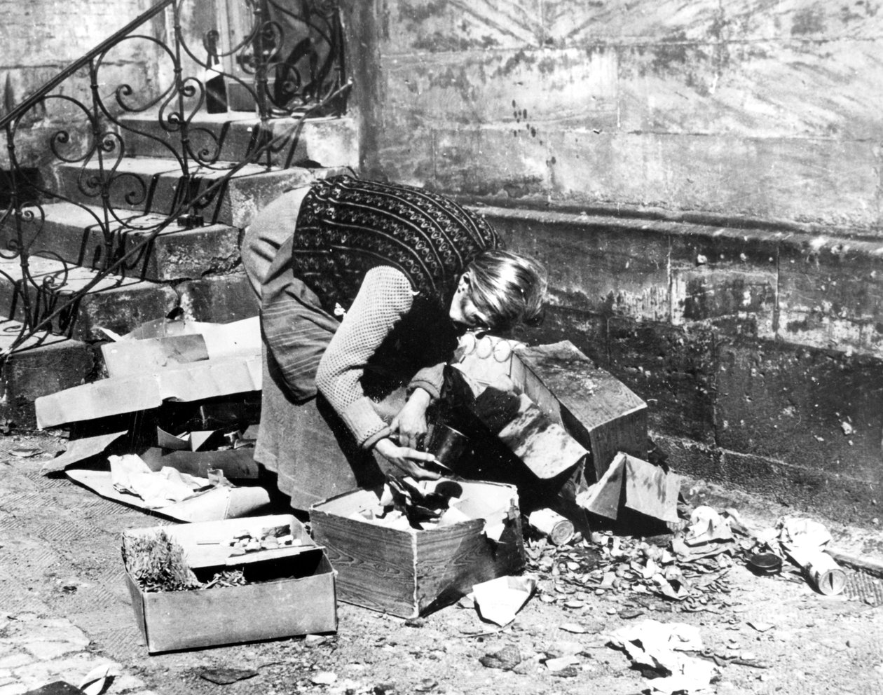 Mulher buscando comida, Bayreuth, Alemanha, abril de 1945 de Unbekannt