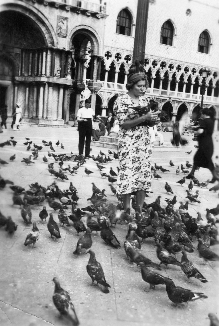 Mulher cercada por pombos, Praça de São Marcos, Veneza, Itália, 1938 de Unbekannt