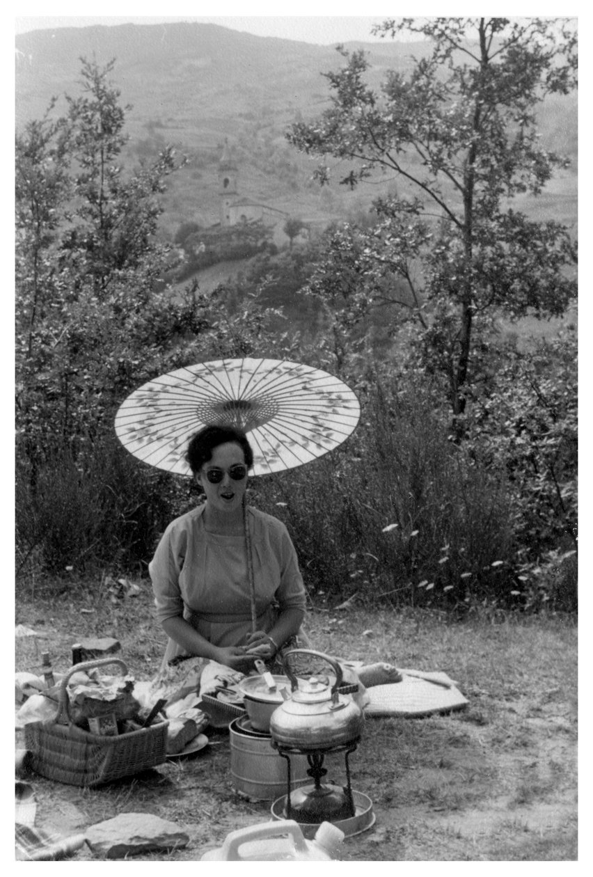 Mulher sob um guarda-sol, fazendo um piquenique, c1950-1969 de Unbekannt