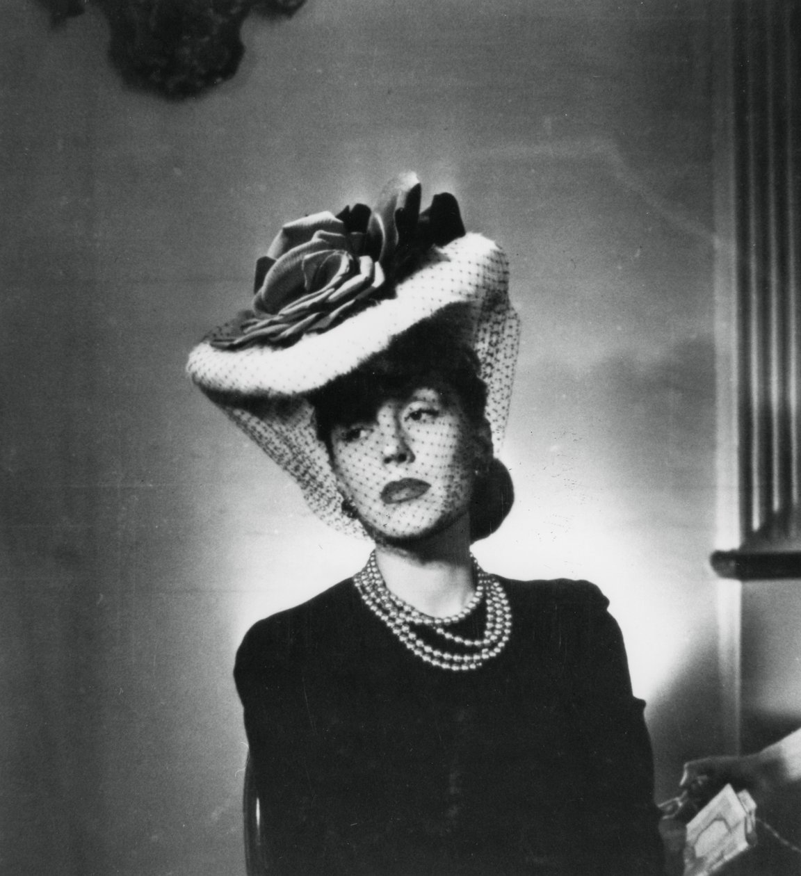 Mulher de chapéu e véu do estilista francês Jacques Fath, França, 1943 de Unbekannt