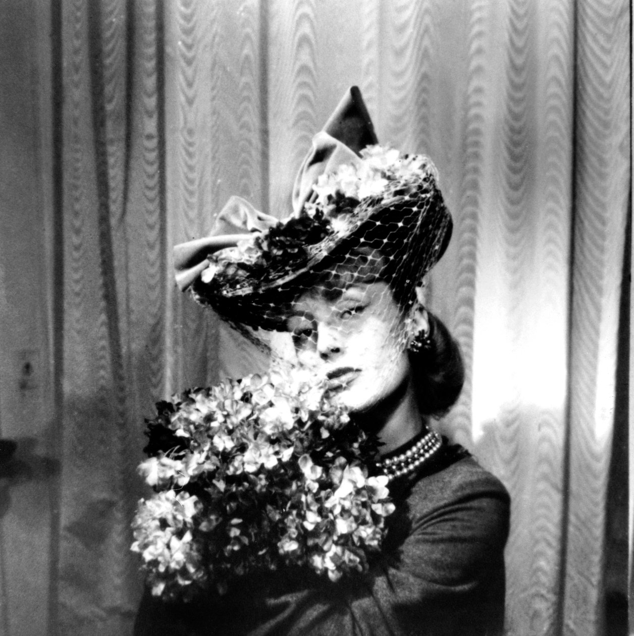 Mulher de chapéu com véu, segurando um buquê de flores, Paris, 1943 de Unbekannt