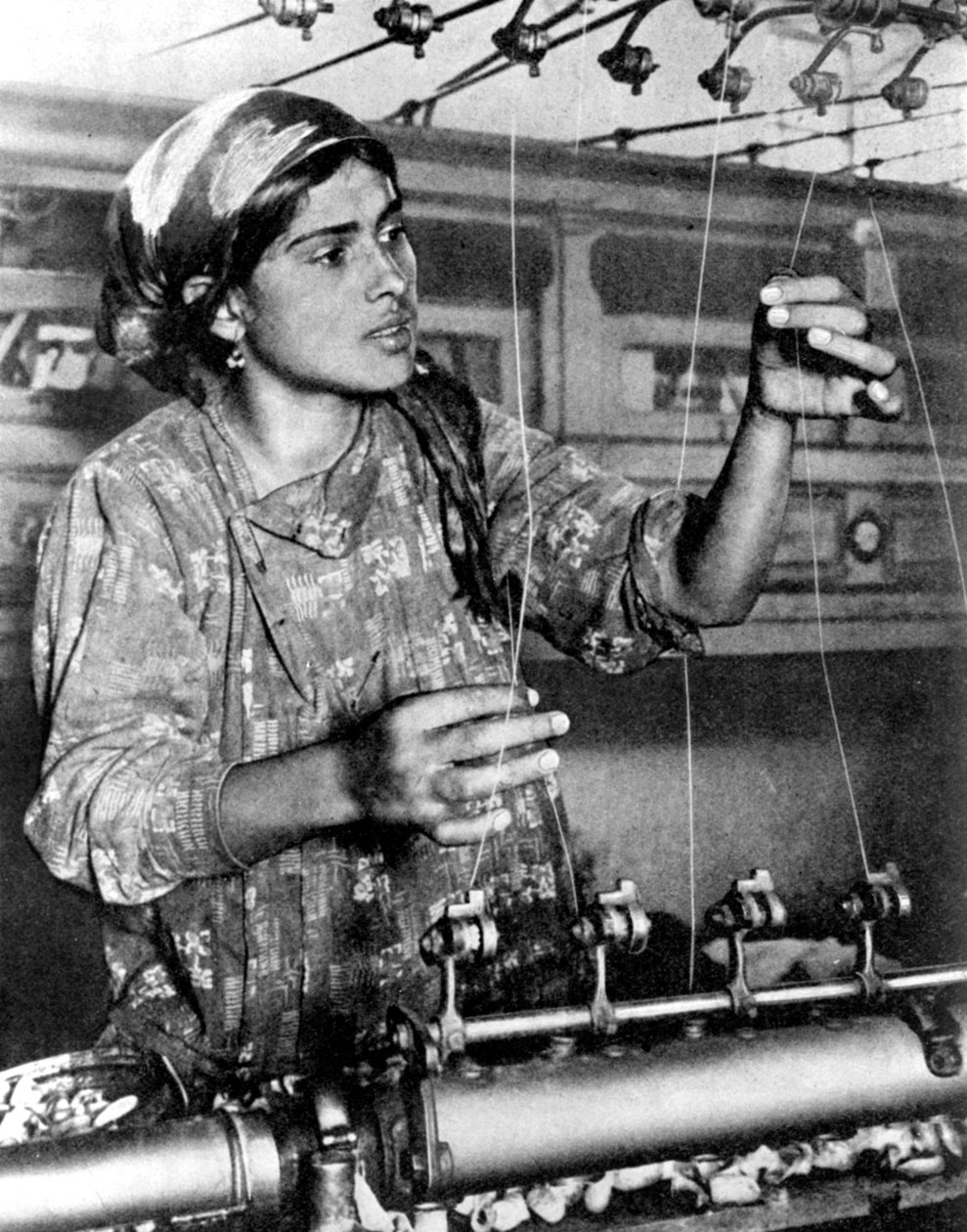 Mulher que trabalha na indústria da seda, Samarcanda, Uzbequistão, 1936 de Unbekannt
