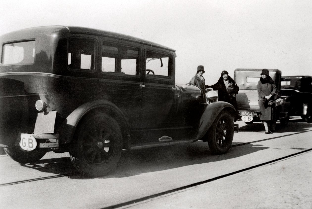 Mulheres e carros estacionados, 1930 de Unbekannt