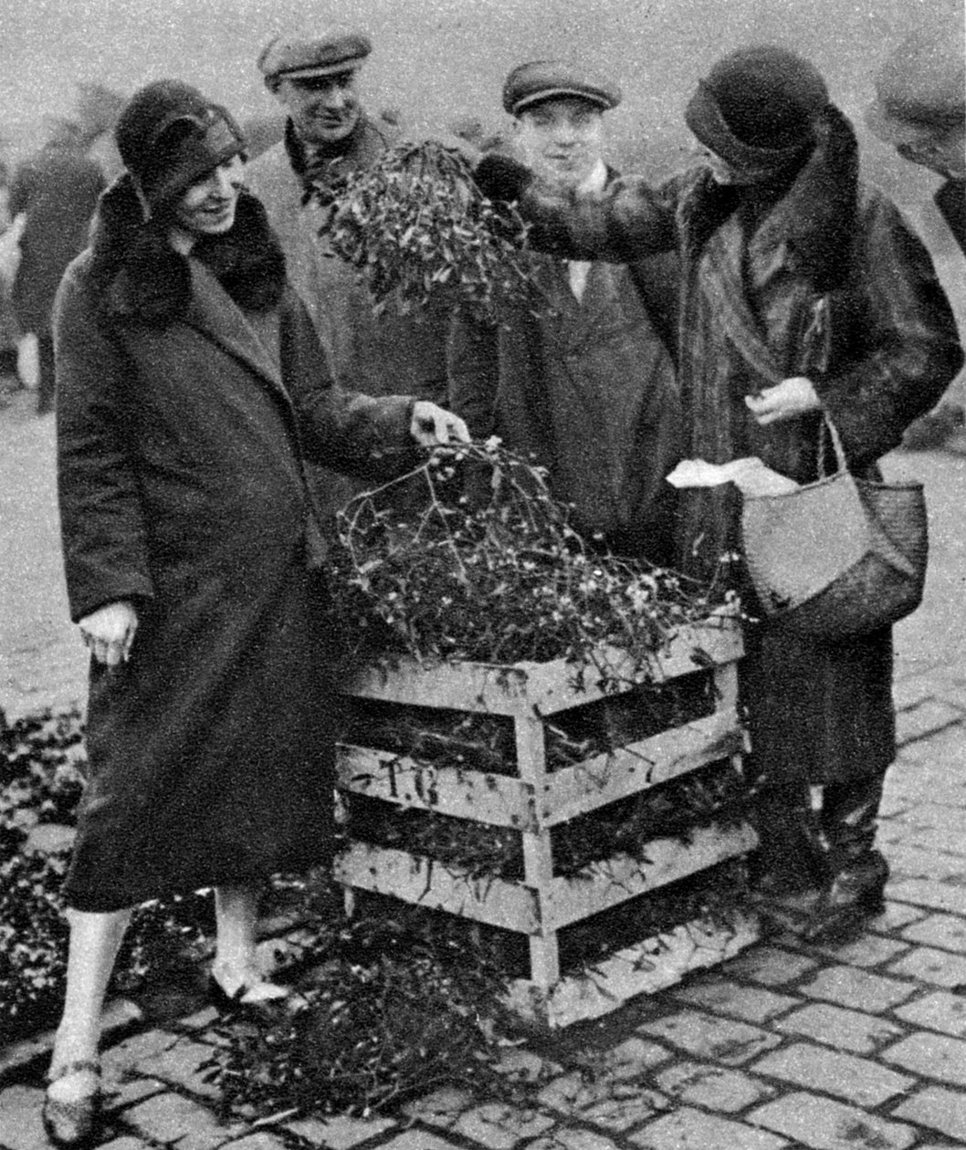 Mulheres escolhendo cachos de visco, Caledonian Market, Londres, 1926-1927 de Unbekannt