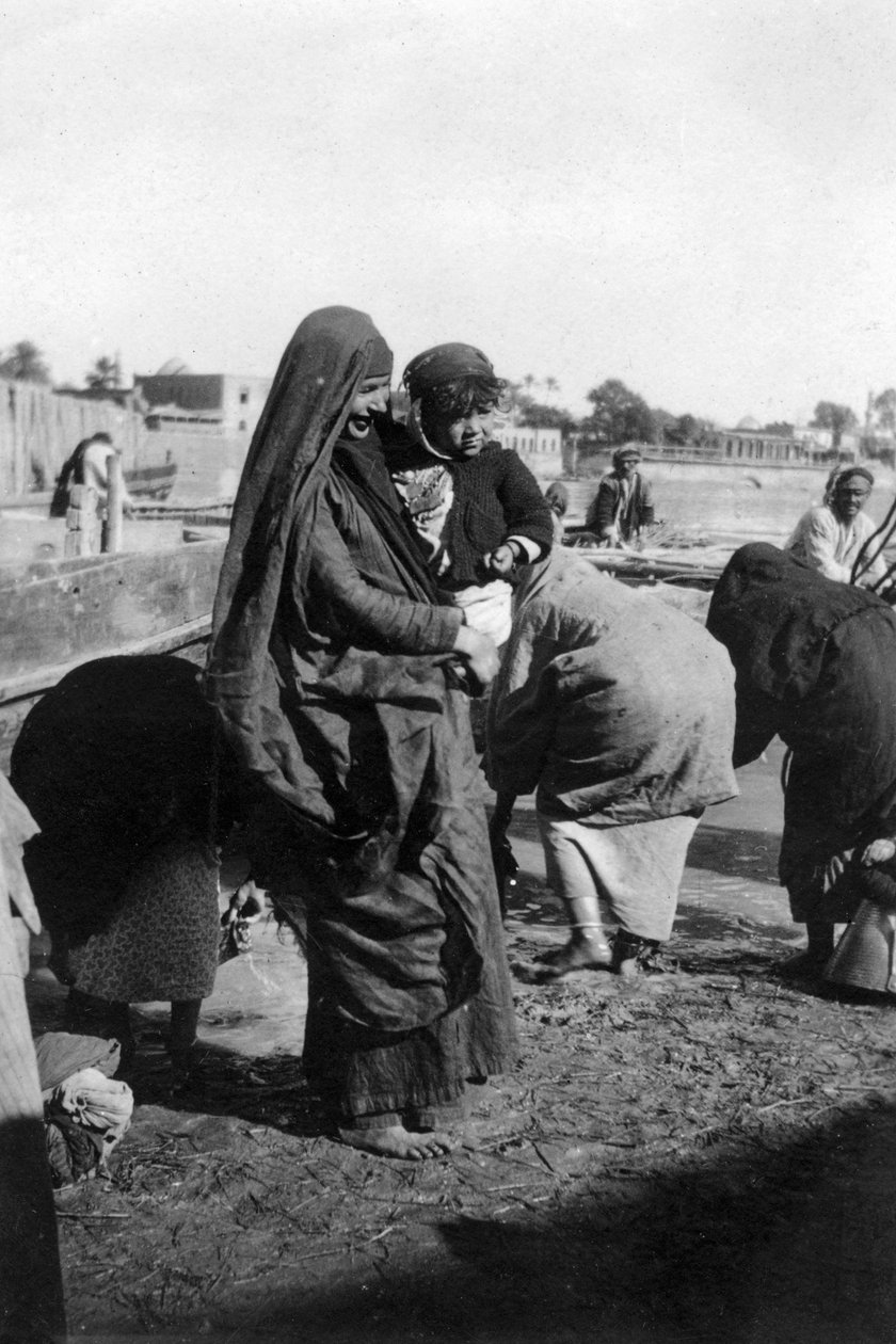 Mulheres coletando água no rio Tigre, Bagdá, Iraque, 1917-1919 de Unbekannt