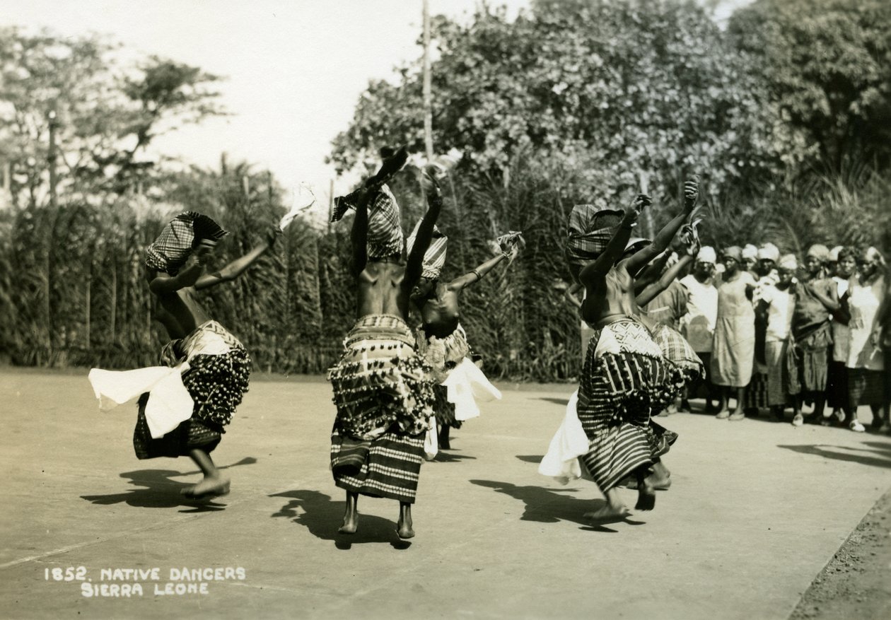 Mulheres dançarinas realizando, Serra Leoa, século XX de Unbekannt