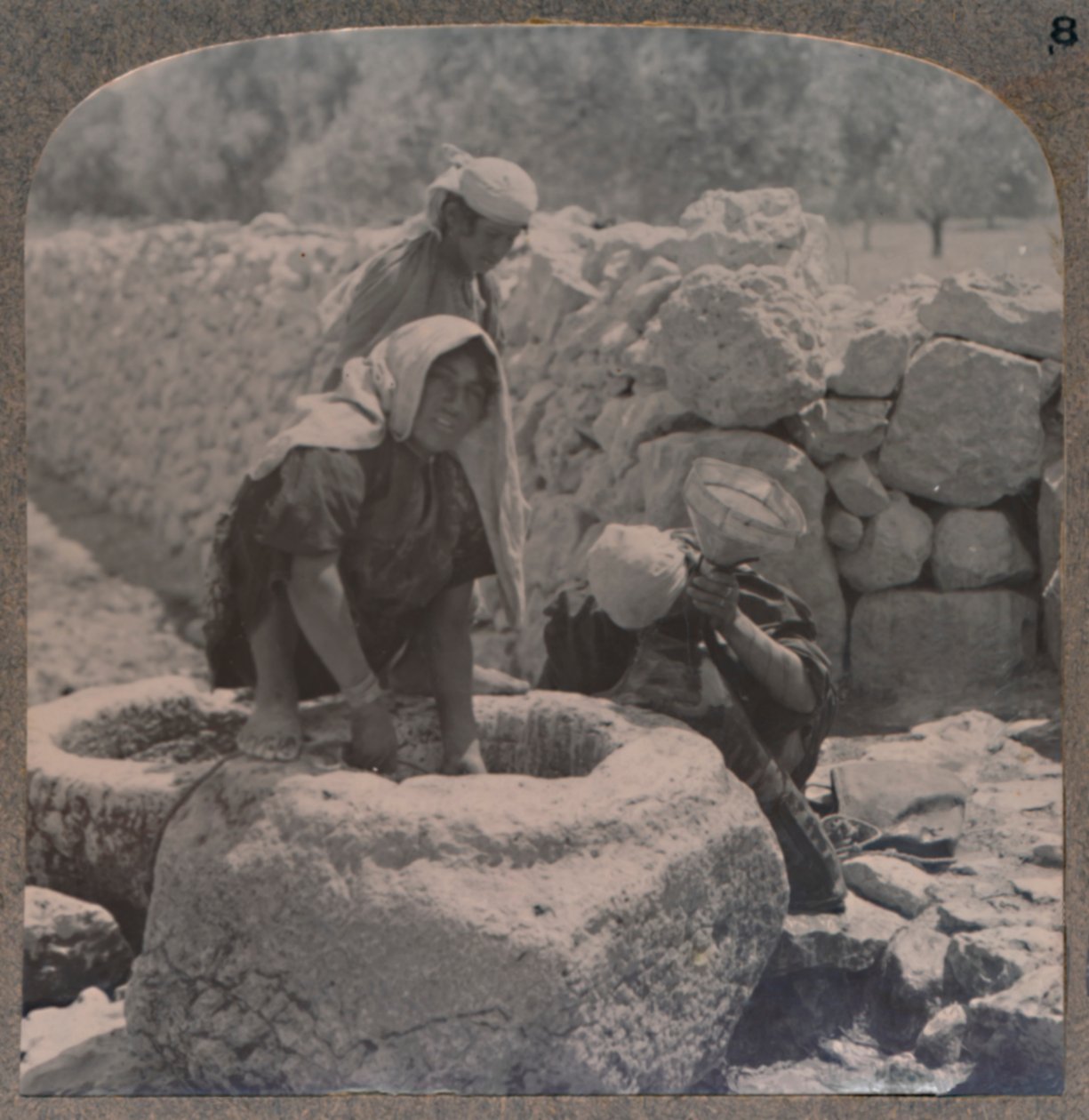 Mulheres tirando água na Fonte dos Magos, na estrada para Belém, c1900 de Unbekannt