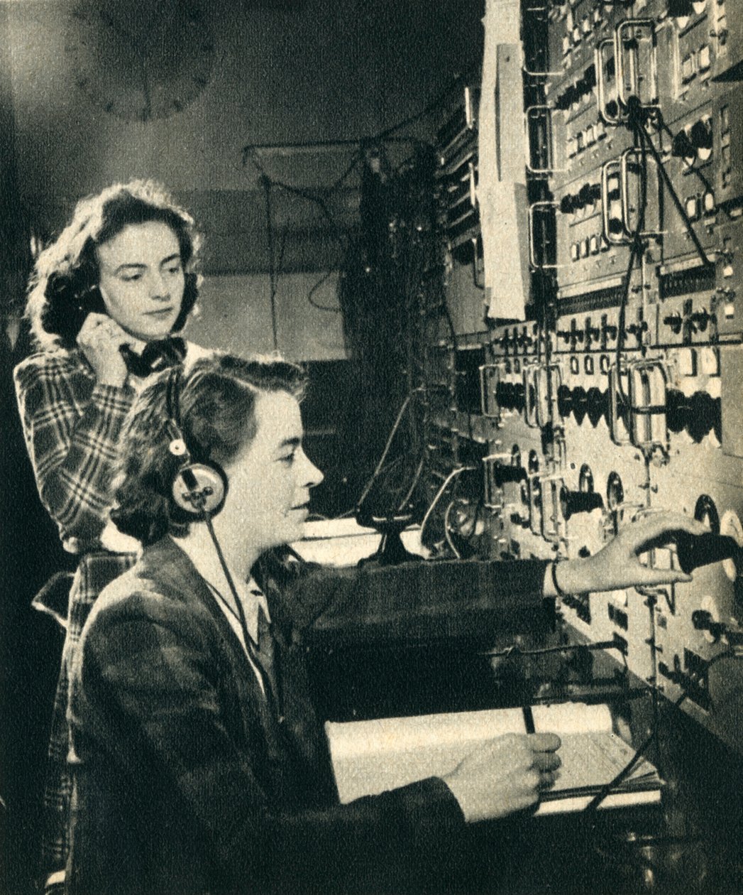 As mulheres assumiram empregos masculinos. A sala de controle da BBC como programa entra no ar em 1942. de Unbekannt