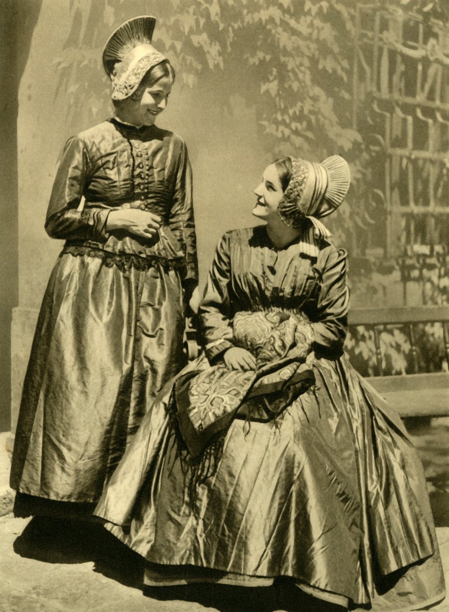 Mulheres em traje tradicional, Baixa Áustria, c1935. de Unbekannt