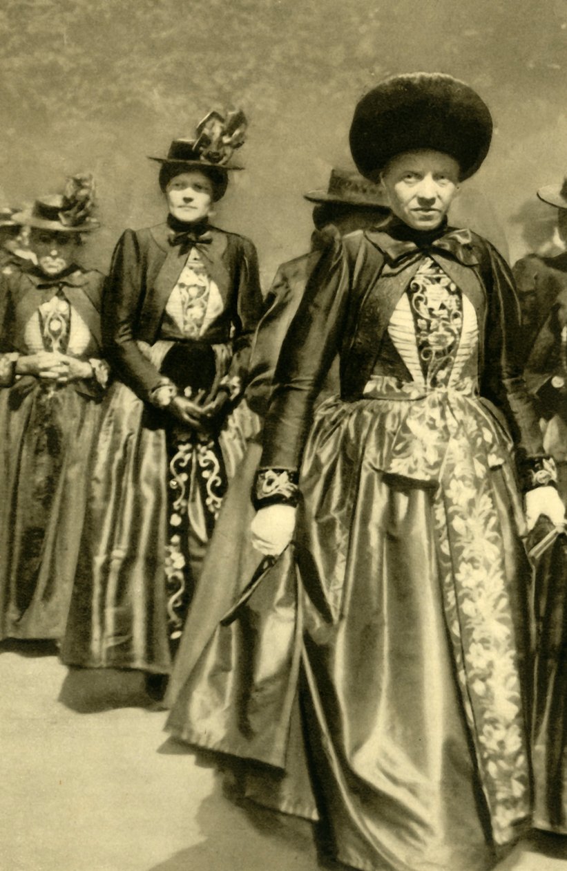 Mulheres em traje tradicional, Schruns, Vorarlberg, Áustria, c1935. de Unbekannt