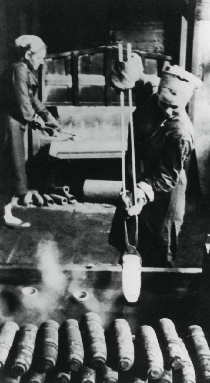 Mulheres fabricando tripas em uma fábrica russa, Segunda Guerra Mundial, 1943 de Unbekannt