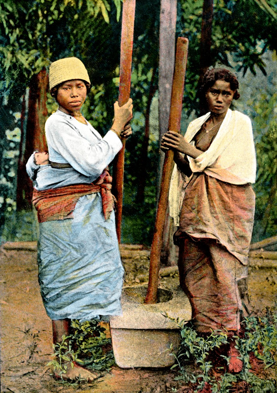 Mulheres batendo arroz, Madagascar, final do século XIX de Unbekannt