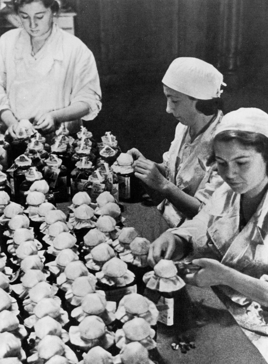 Mulheres selando frascos de sangue doado, Segunda Guerra Mundial, Moscou, 1941 de Unbekannt
