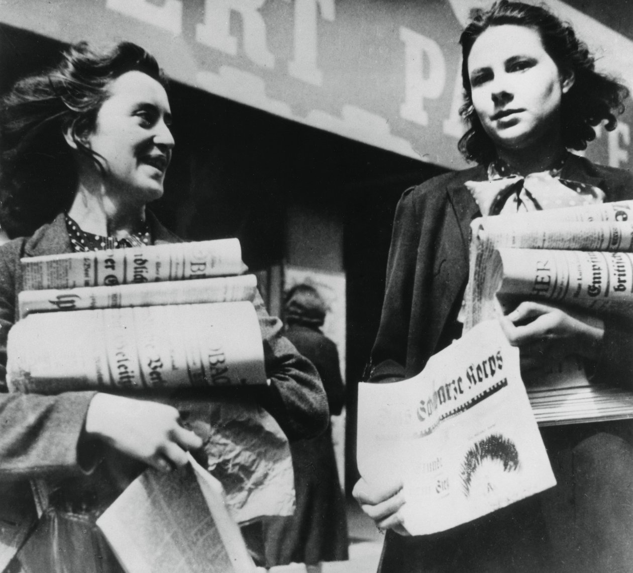 Mulheres vendendo jornais alemães, Paris ocupada pelos alemães, 19 de julho de 1940 de Unbekannt