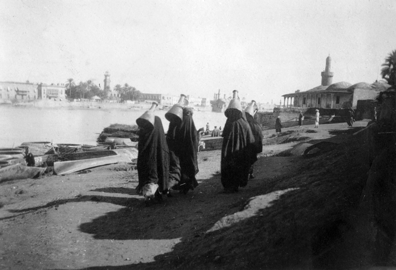 Mulheres portadoras de água, rio Tigris, Bagdá, Iraque, 1917-1919 de Unbekannt