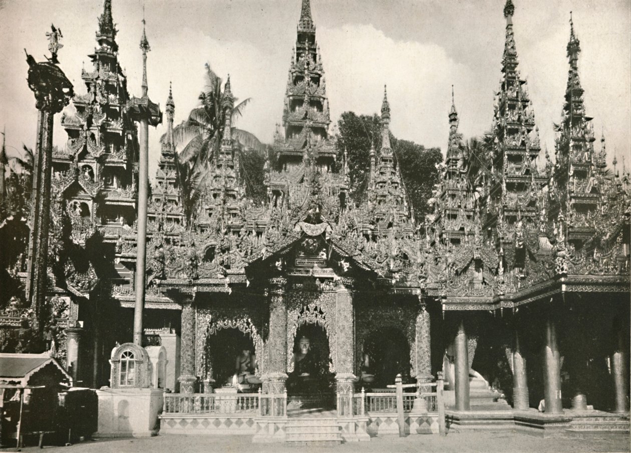 Os santuários cinzelados madeira com mosaico de vidro trabalham no pagode de Shwe Dagon, Rangoon, 1900. de Unbekannt