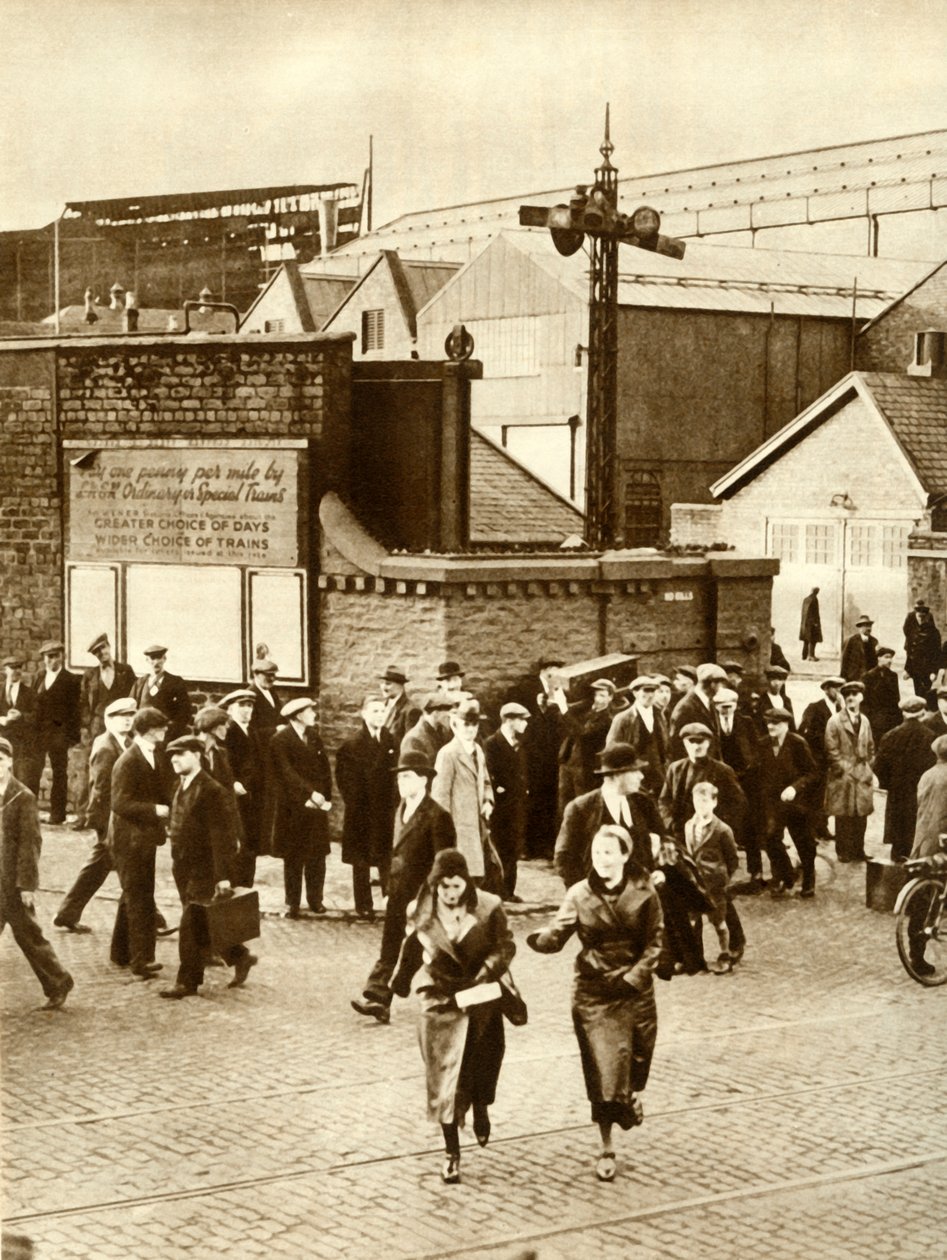 Trabalhadores que saem ... depois que a construção do Cunarder 534 foi suspensa, em dezembro de 1931, 1935. de Unbekannt