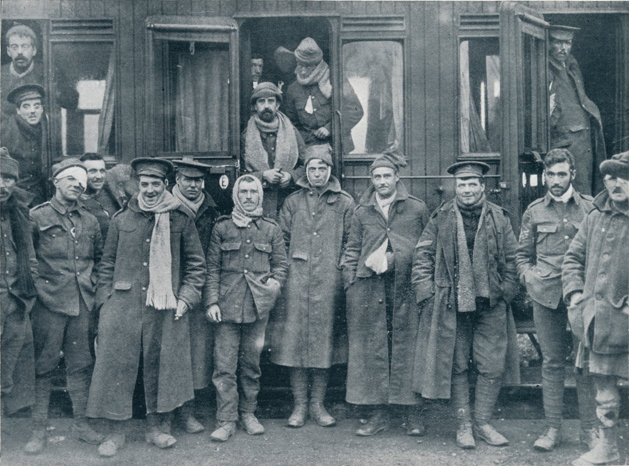 Tropas inglesas feridas a caminho de um hospital de base, c1914 de Unbekannt