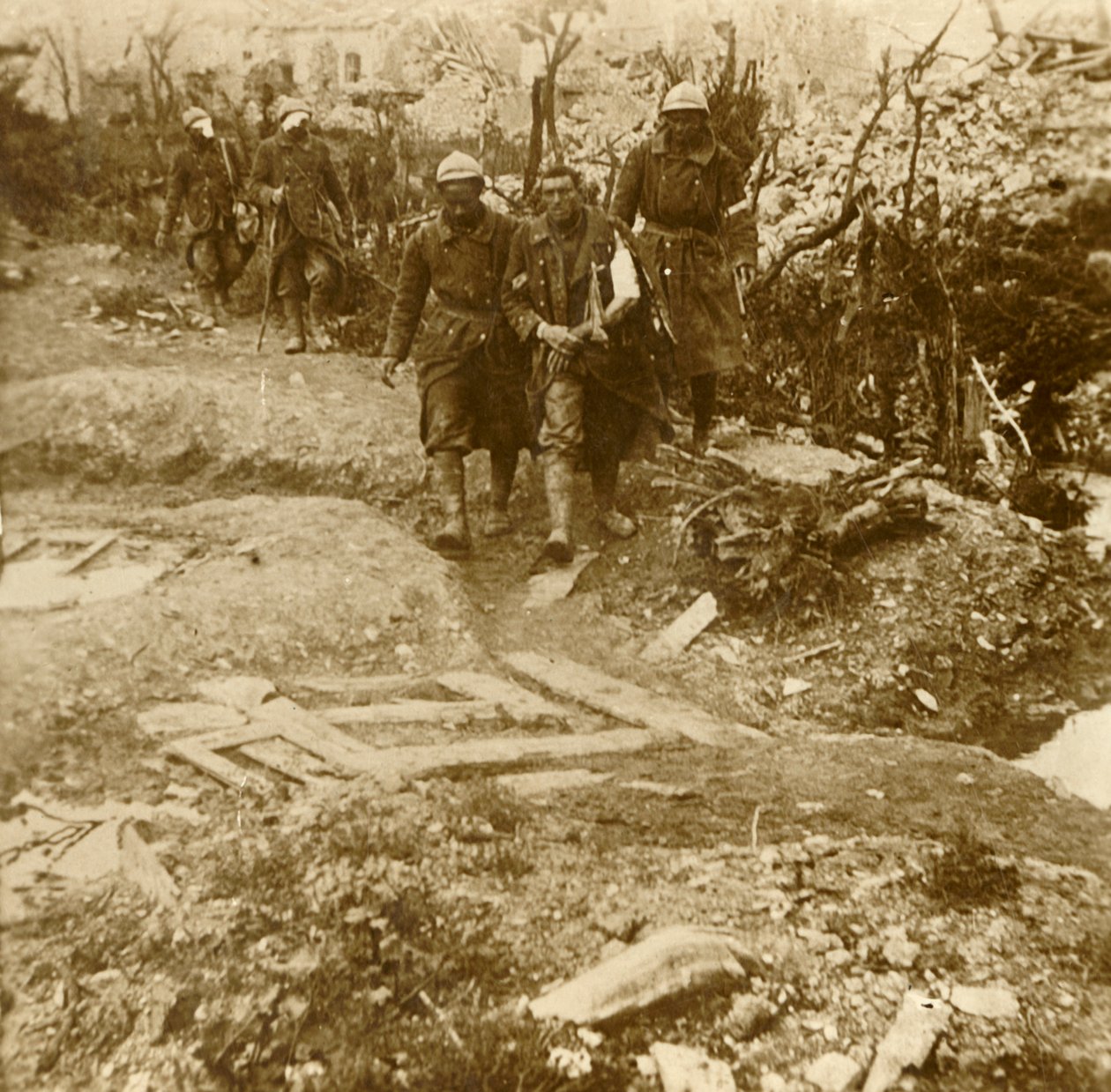 Soldados franceses feridos chegando ao Chateau dEsnes, Verdun, norte da França, 1916 de Unbekannt