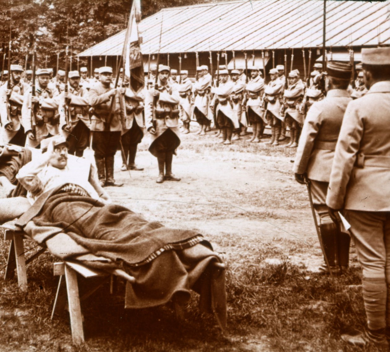 Oficial ferido saúda a bandeira, c1914-c1918 de Unbekannt