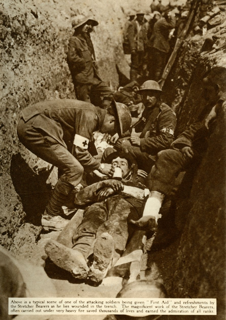 Soldado ferido sendo tratado nas trincheiras, Batalha do Somme, Primeira Guerra Mundial, 1916, 1935. de Unbekannt